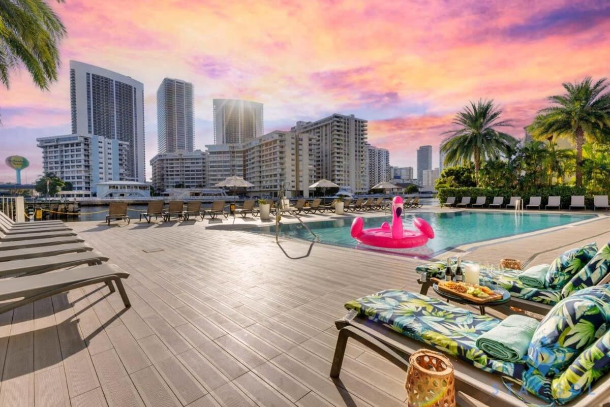 Amenities Balcony W Stunning Views-Beachfront Hallandale Beach Esterno foto